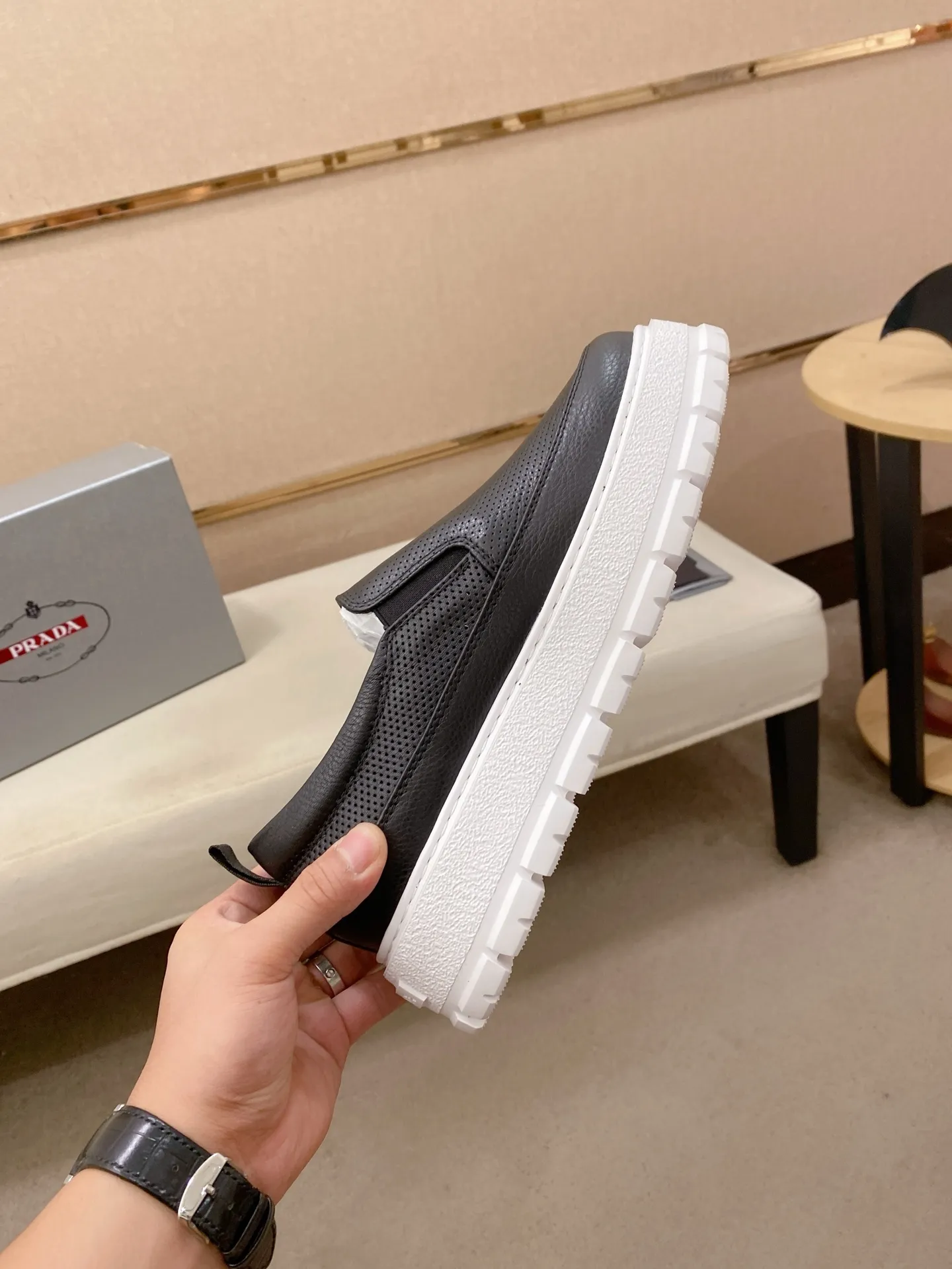 Men's shoes 💰 580💰 ✔️✔️✔️High version High-quality new PRADA (Prada) counters are launched simultaneously, new men's shoes, 😘fabrics are selected from first-layer cowhide fabrics. Lining: Imported cowhide leather lining. 👍🏿High-end☄️Open-molded non-slip rubber outsole, exquisite lines, simple and elegant, comfortable and high-end for leisure travel. Code number: 38 to 45